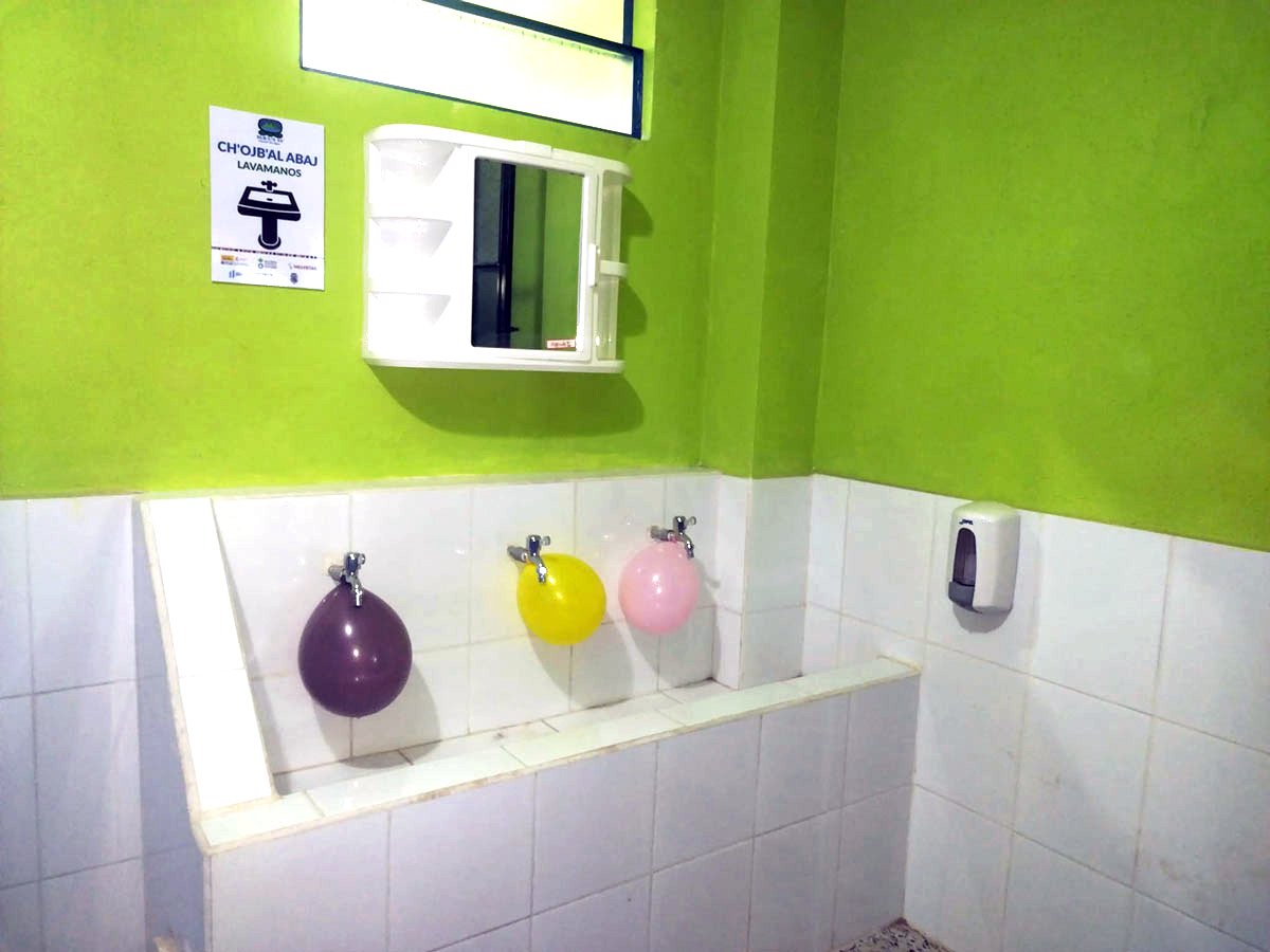 Instalación sanitaria remodelada en el centro escolar para mejorar la gestión de la higiene menstrual