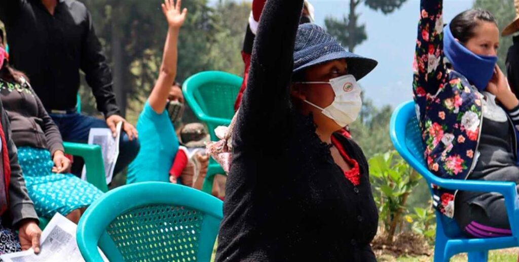 Un grupo de mujeres participa en una asamblea sobre gestión del agua en una zona rural de Guatemala. Foto: FCAS/AECID