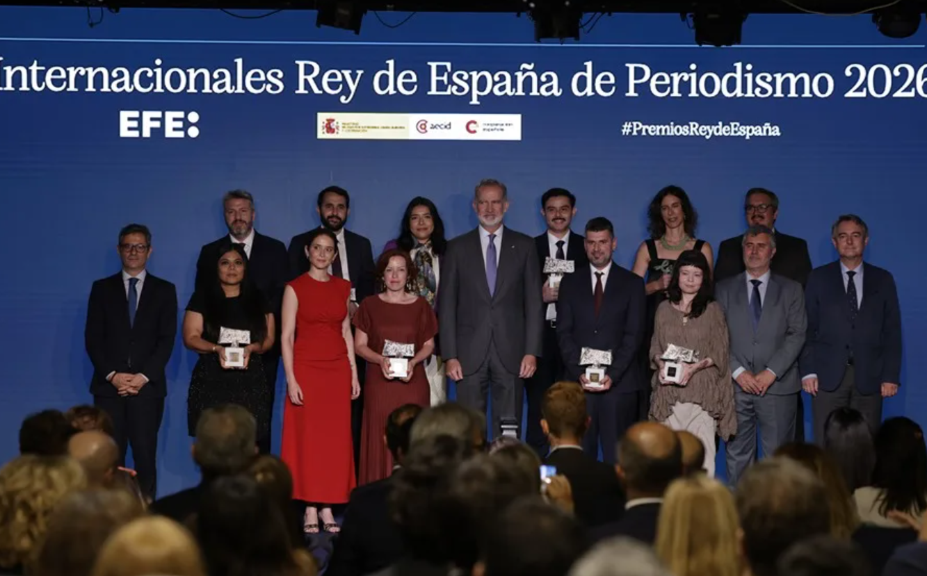El rey Felipe VI (c) junto al presidente de la Agencia EFE, Miguel Ángel Oliver (2d), la presidenta de la Comunidad de Madrid, Isabel Díaz Ayuso (42i), el ministro de la Presidencia, Justicia y Relaciones con las Cortes, Félix Bolaños (i), y el director general de Casa América, León de la Torre (d), posan junto a los galardonados durante los Premios Internacionales Rey de España de Periodismo 2026 en Casa de América, en Madrid. EFE/ Juanjo Martín